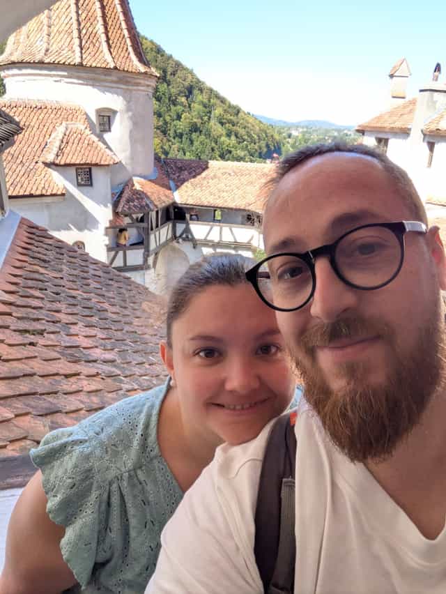 Cécile et Quentin devant un château