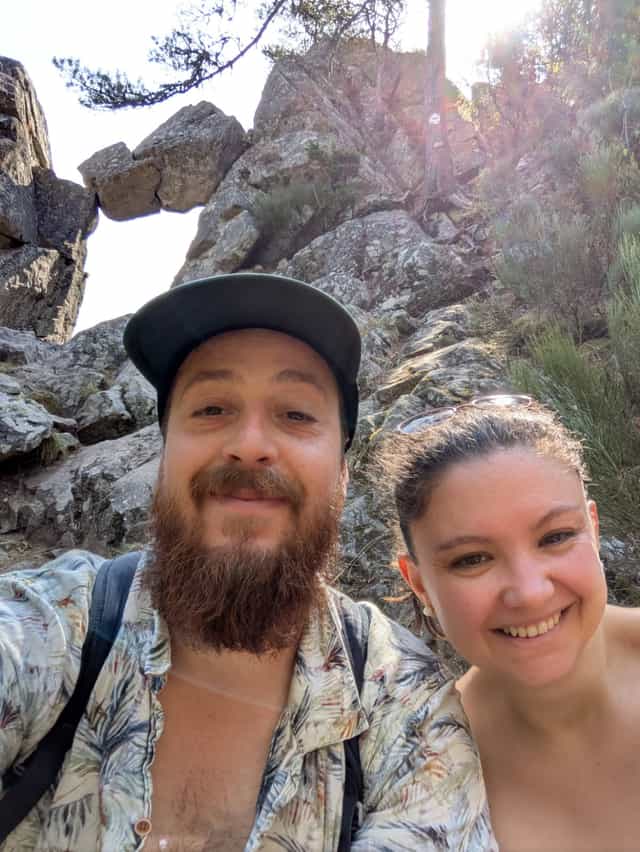 Cécile et Quentin en randonnée au milieu des rochers